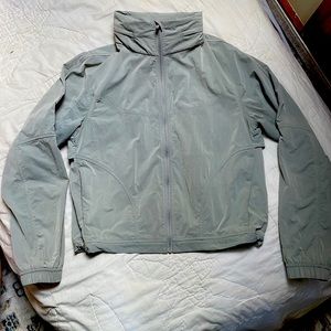 Lululemon cropped windbreaker NWOT gray/pale sage size 2